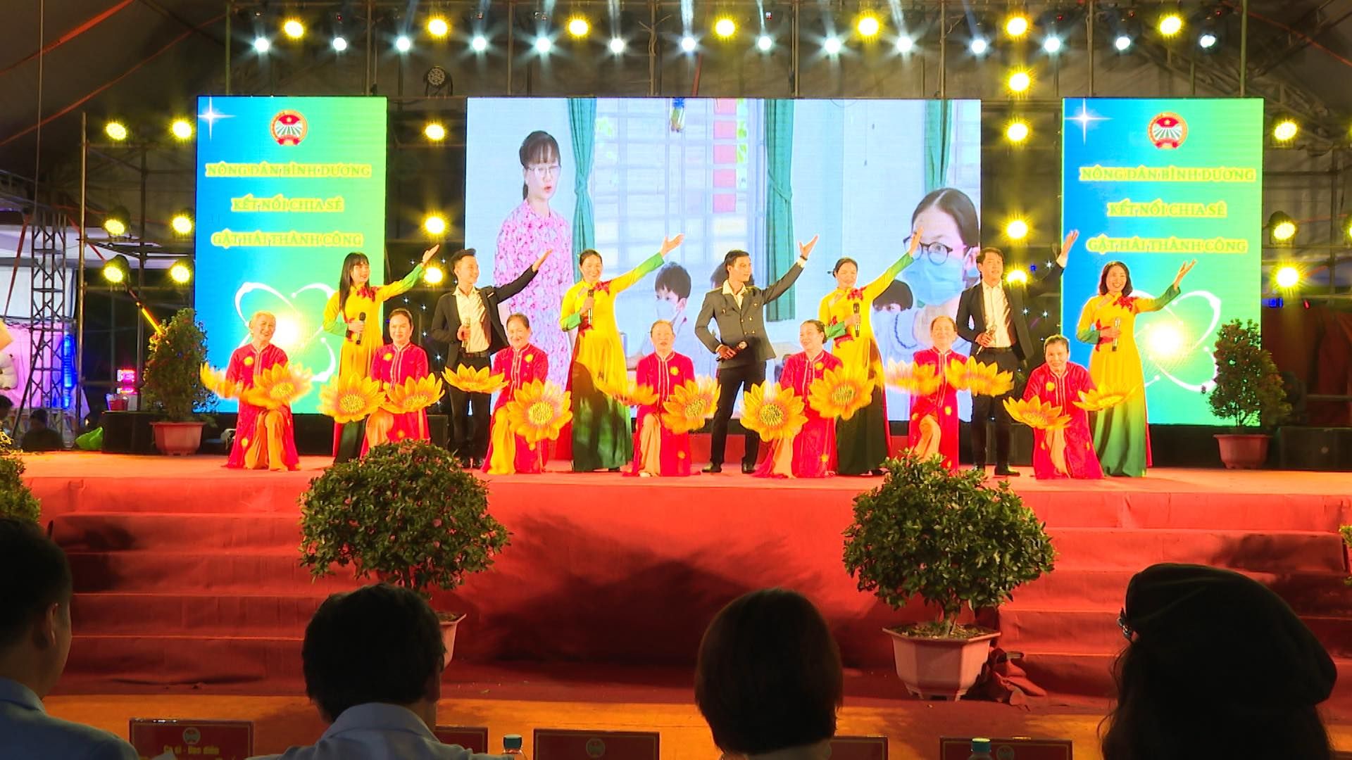 C&oacute; thể l&agrave; h&igrave;nh ảnh về 15 người, đ&agrave;n violin, c&aacute;i bục v&agrave; văn bản