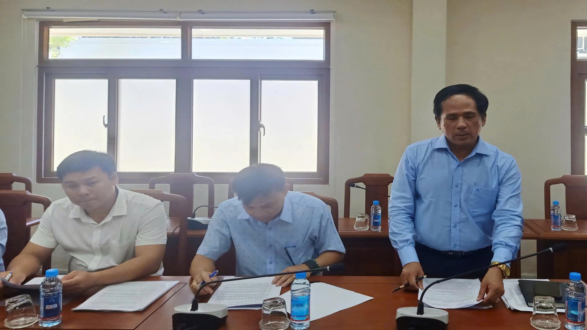 Có thể là hình ảnh về 3 người và mọi người đang học