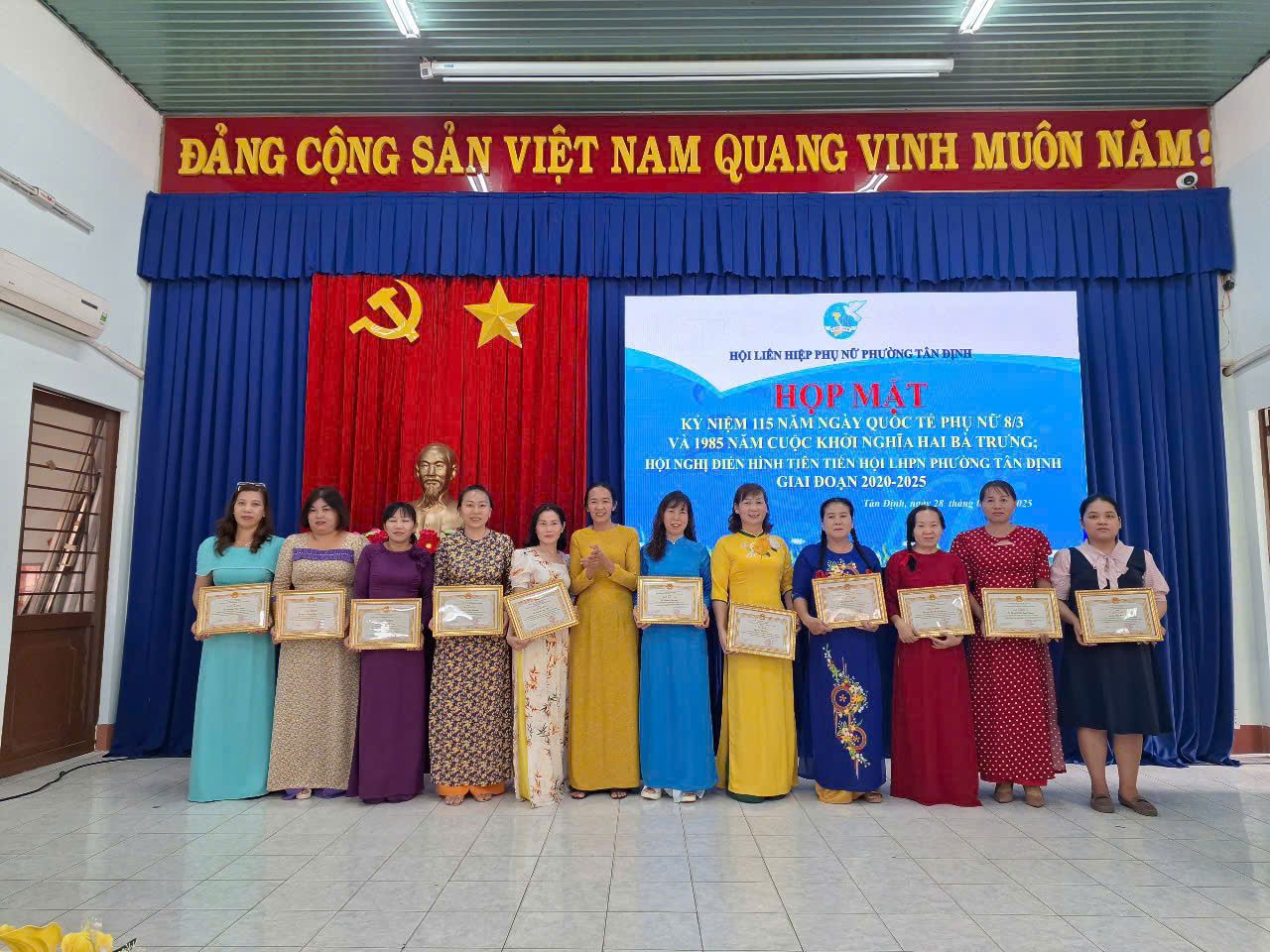 Có thể là hình ảnh về 14 người, cái bục và văn bản