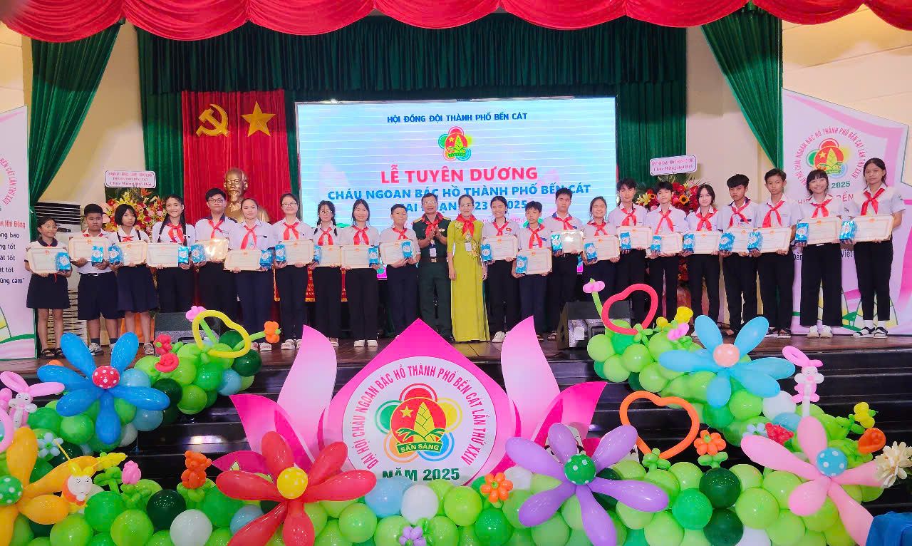 C&oacute; thể l&agrave; h&igrave;nh ảnh về 11 người v&agrave; văn bản