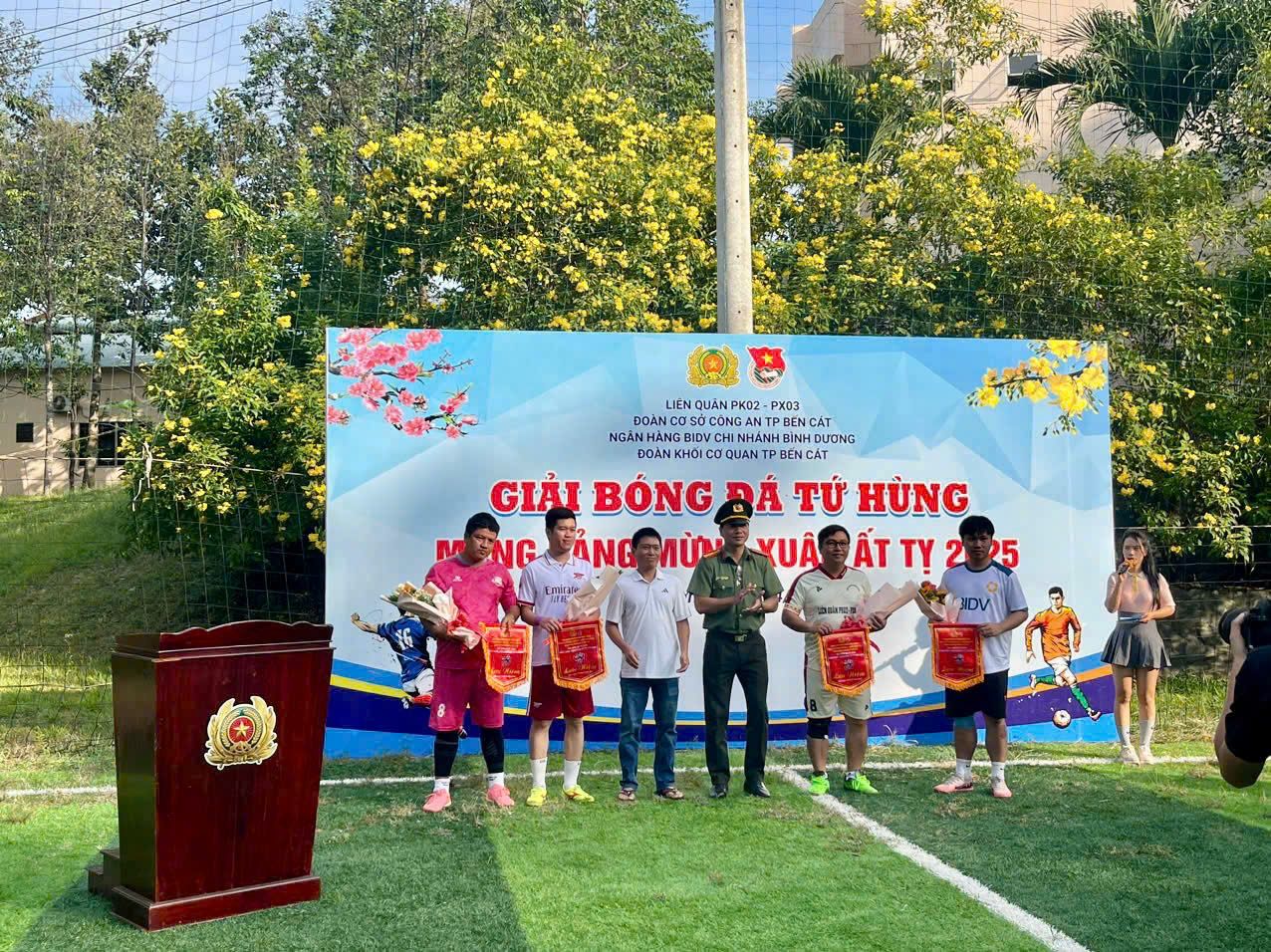 Có thể là hình ảnh về 8 người, cỏ và văn bản