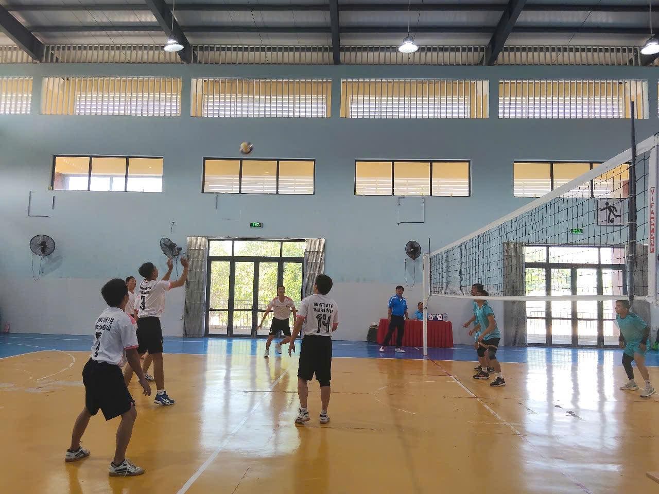 Có thể là hình ảnh về 7 người, mọi người đang chơi bóng rổ và mọi người đang chơi bóng chuyền