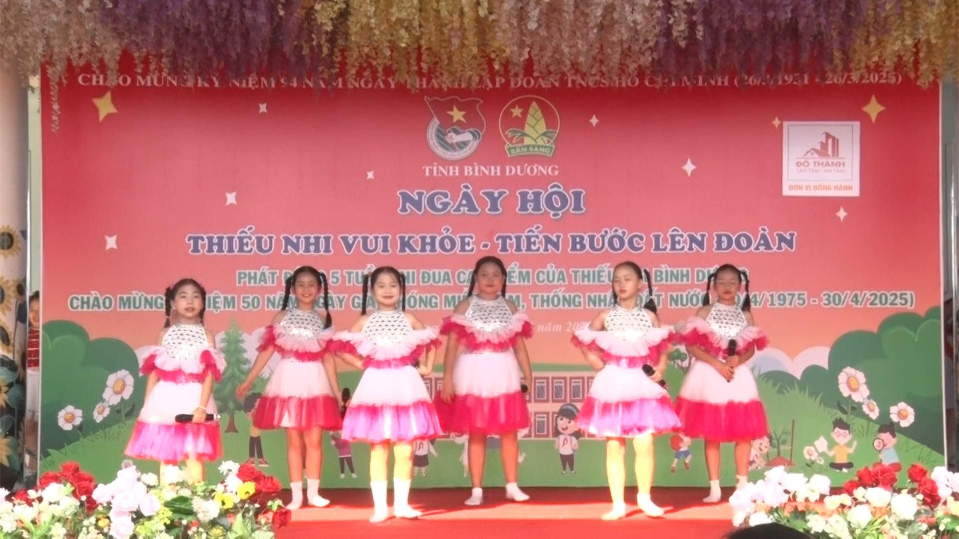 Có thể là hình ảnh về 6 người, cái bục và văn bản cho biết 'CHBOMUNEKY નો THAЛH CHÀO 年0時間 PACTANO TÌNH BÌNH DƯƠNG NGÂY HỘI THIẾU NHI VUI KHόE -TIẾN BƯỚC LÊN ĐOÀN PHÁT 5 TUT NI DUA c ิ CỦA THIÊU BÌNH D IỆM 50 NA BAYG ONG THỐNG NHA T NƯỚ năm 4/1975-30/4/2025) 4/1975 000'