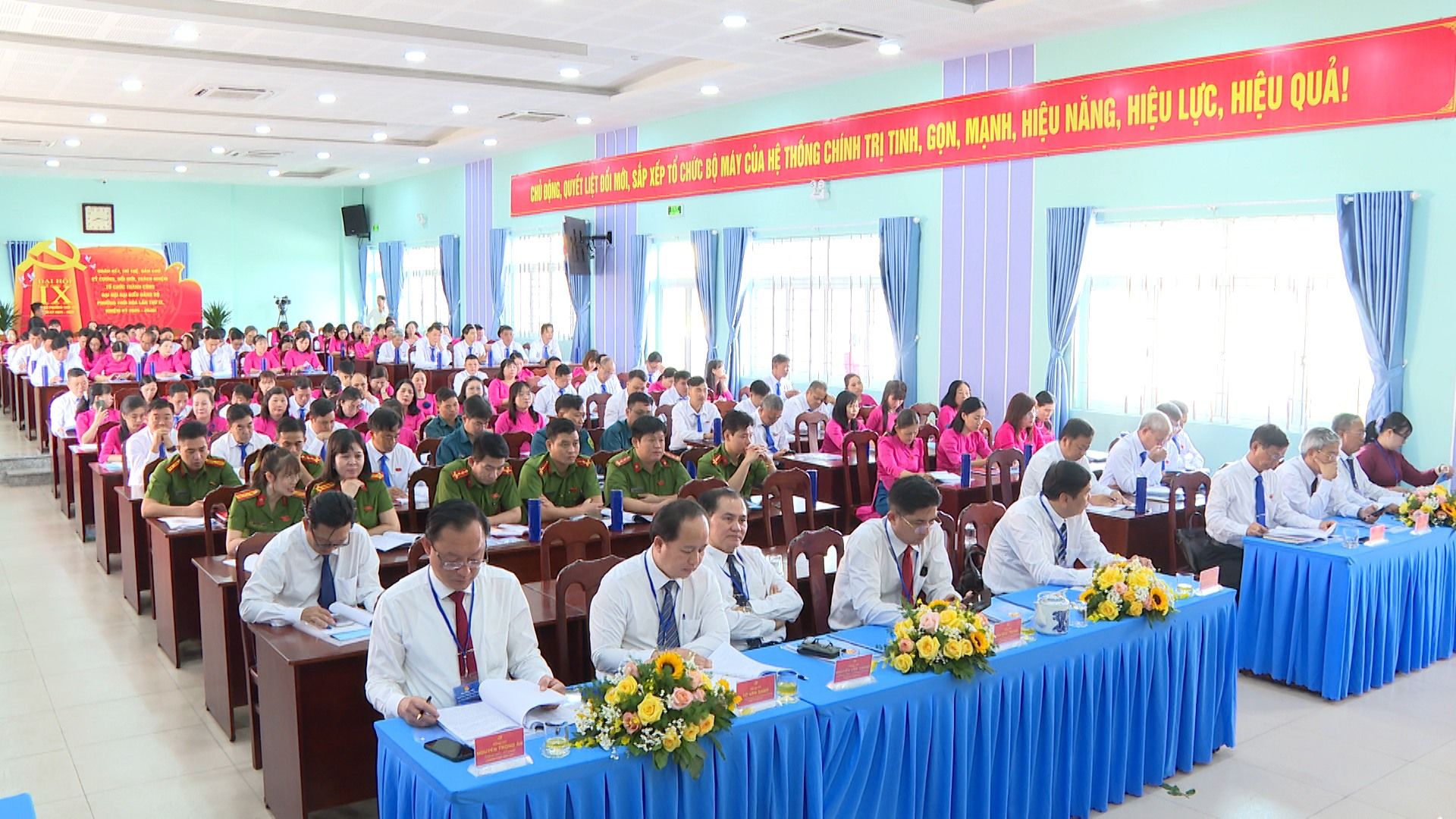 C&oacute; thể l&agrave; h&igrave;nh ảnh về 3 người, c&aacute;i bục v&agrave; văn bản