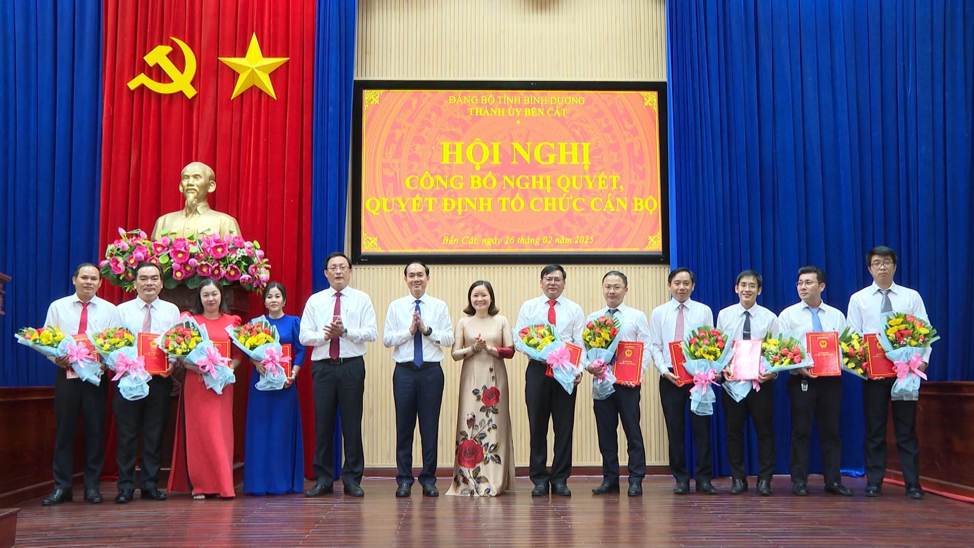 Có thể là hình ảnh về 13 người và văn bản cho biết '시 ĐANGBOTINH ĐÀNG 0B ATINH BINH BINHDUONG THÀNH YR BÊN CAT HỘI NGHỊ CÔNG BO CÔNGBONGHI NGHI QUYẾT, QUYẾT ĐỊNH τό CHUCCAN BQ 105 BET.CM .山y26'