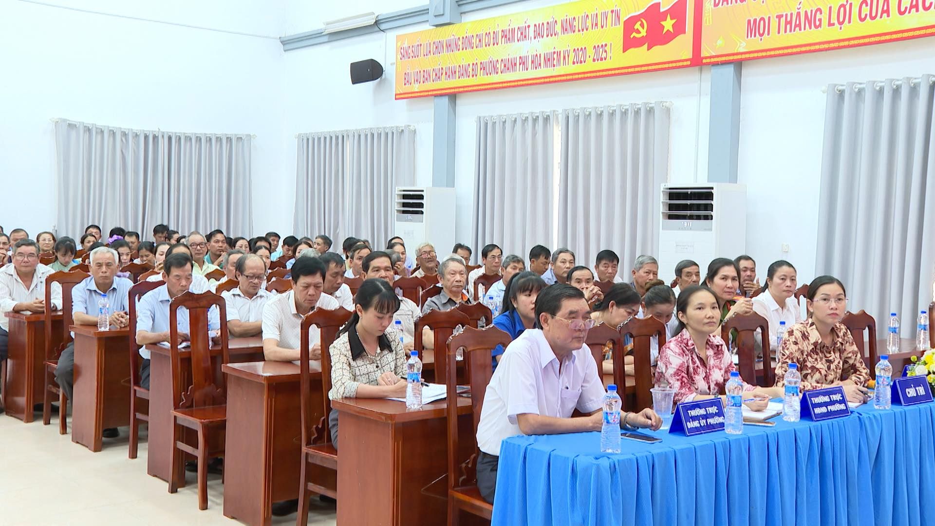 C&oacute; thể l&agrave; h&igrave;nh ảnh về 3 người, c&aacute;i bục v&agrave; văn bản