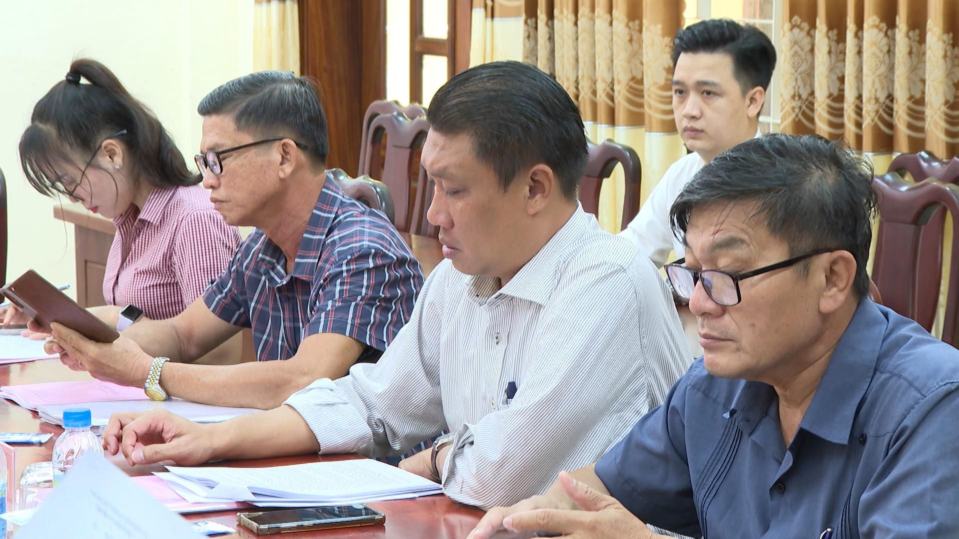 Có thể là hình ảnh về 3 người