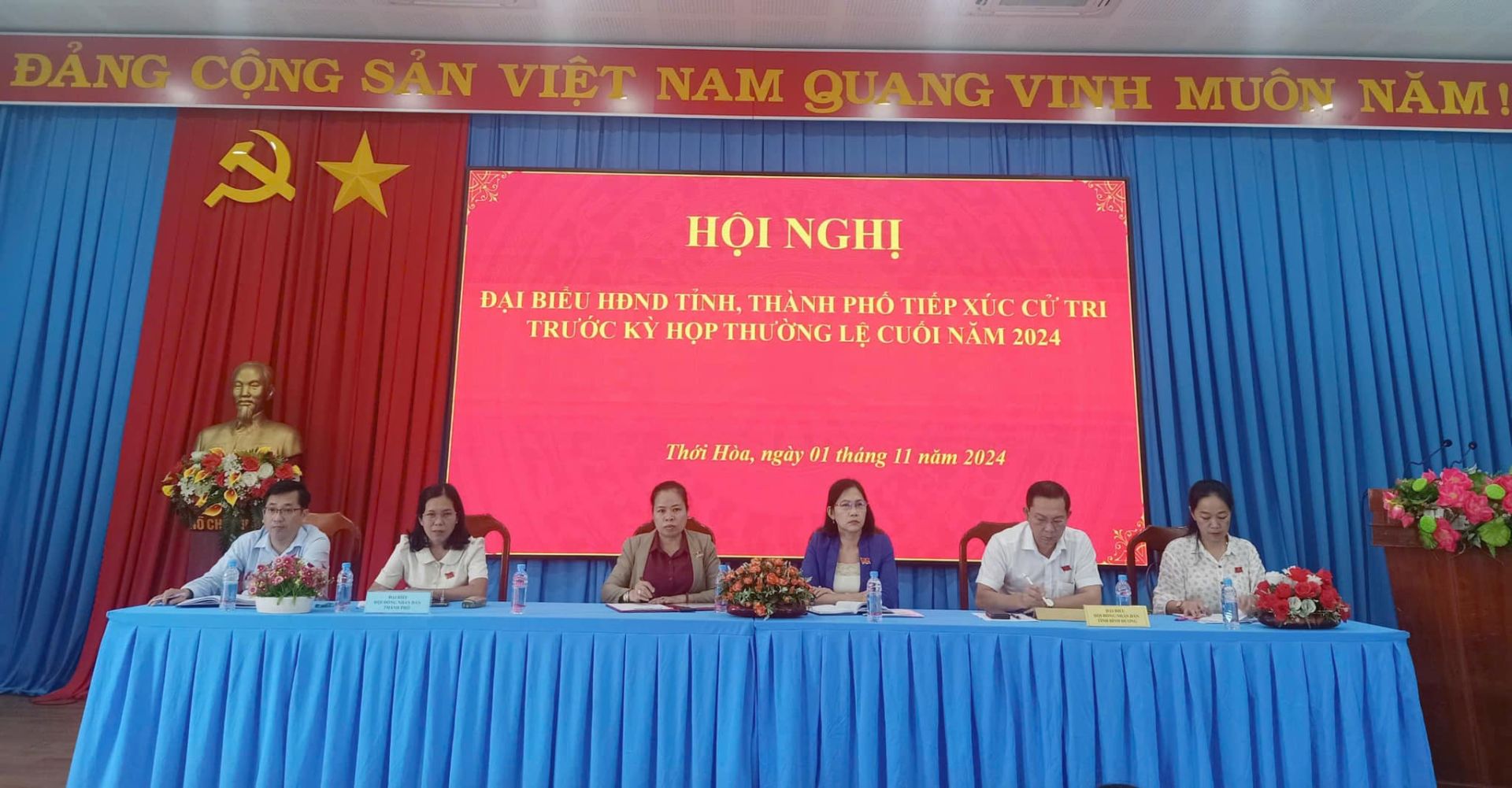 Có thể là hình ảnh về 7 người, cái bục và văn bản