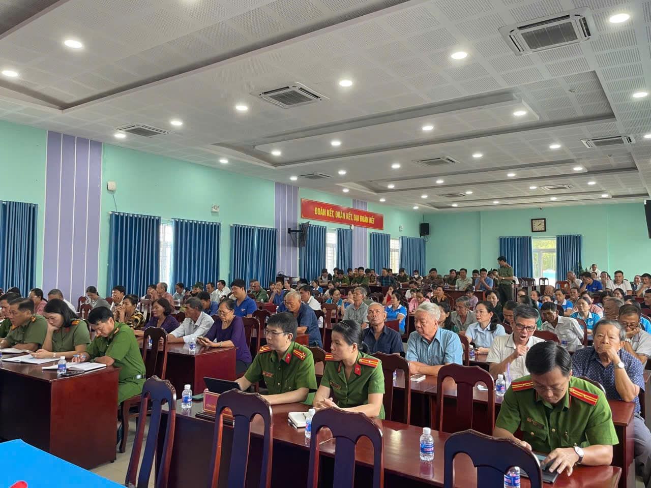 Có thể là hình ảnh về 1 người, đang học và cái bục