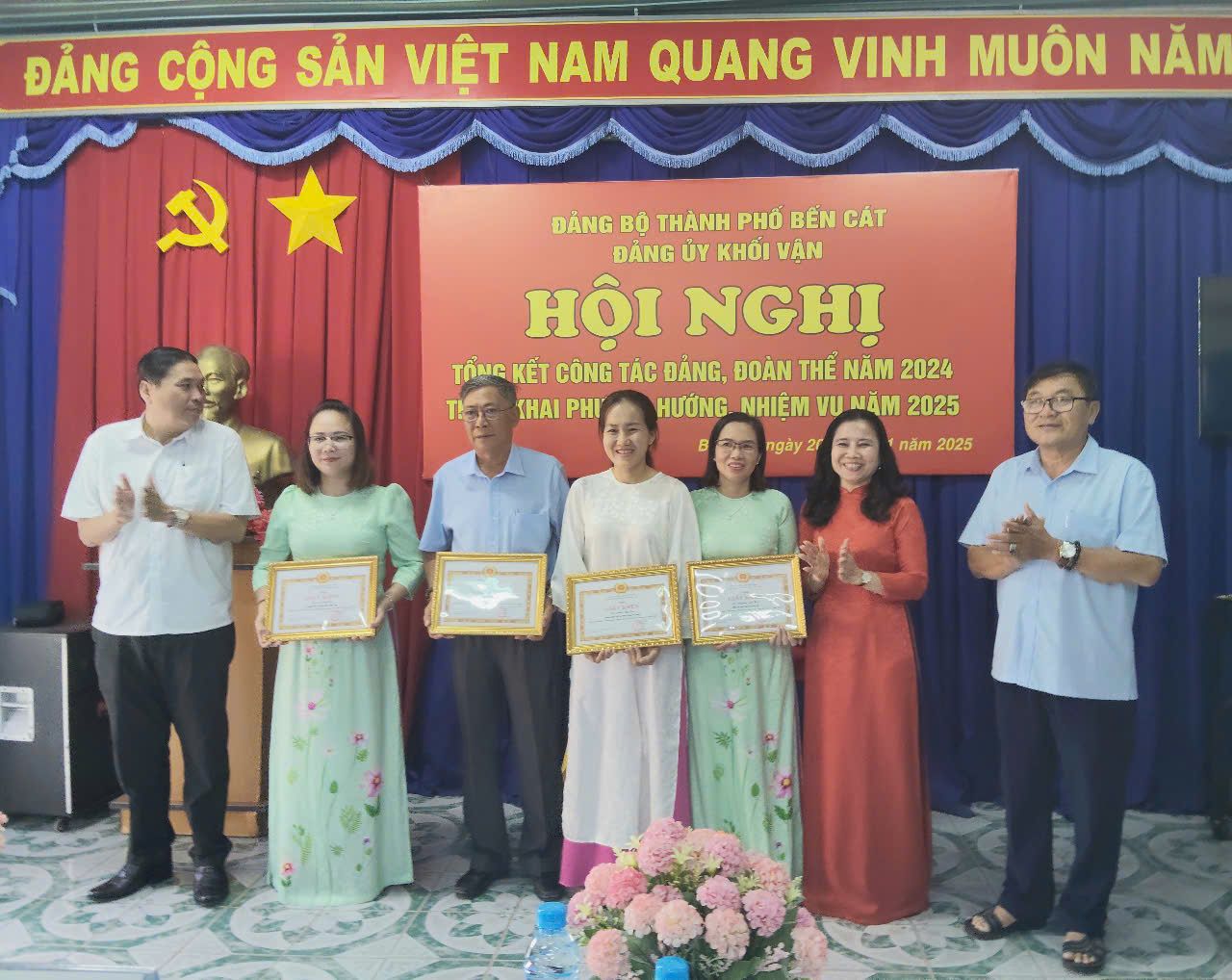 Có thể là hình ảnh về 7 người và văn bản