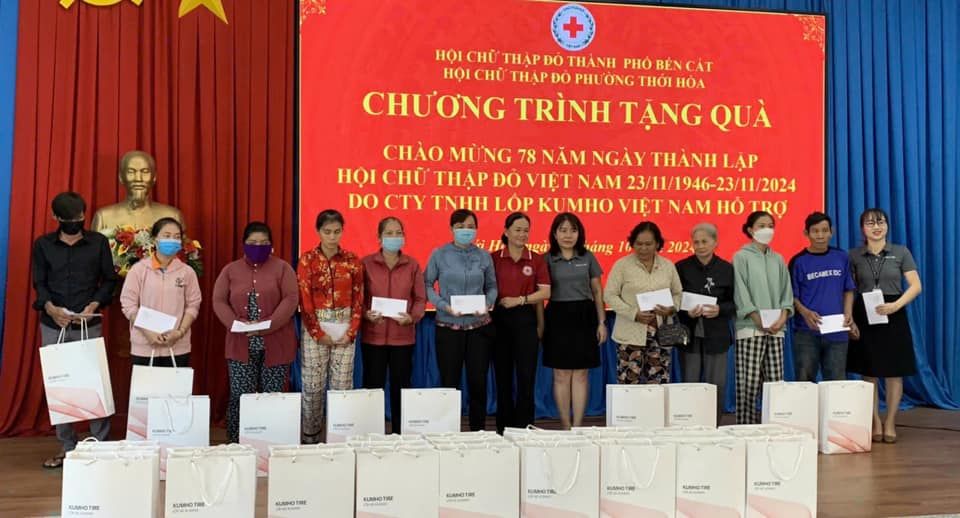 Có thể là hình ảnh về 13 người và văn bản