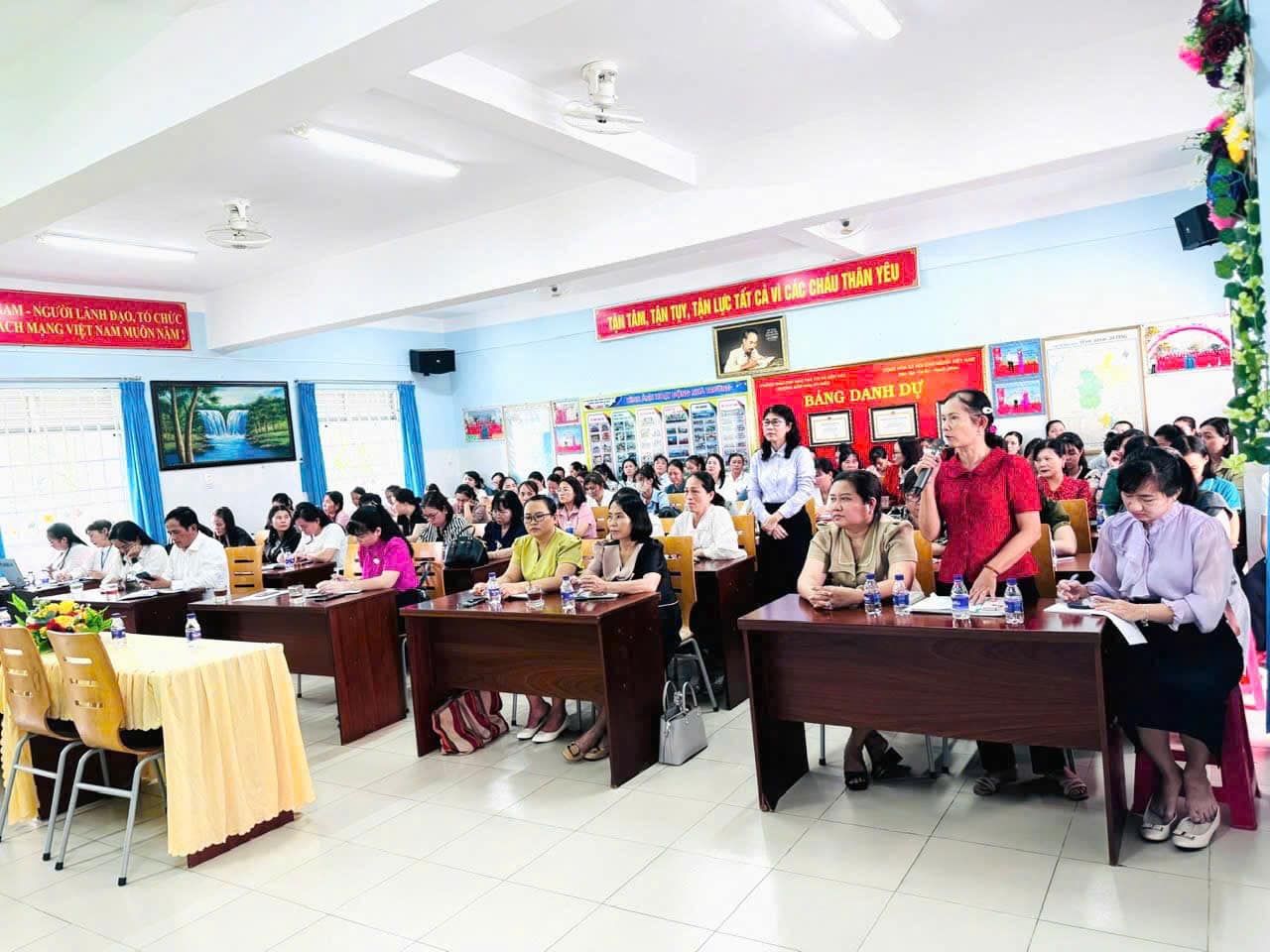 Có thể là hình ảnh về 8 người, mọi người đang học, bàn và văn bản