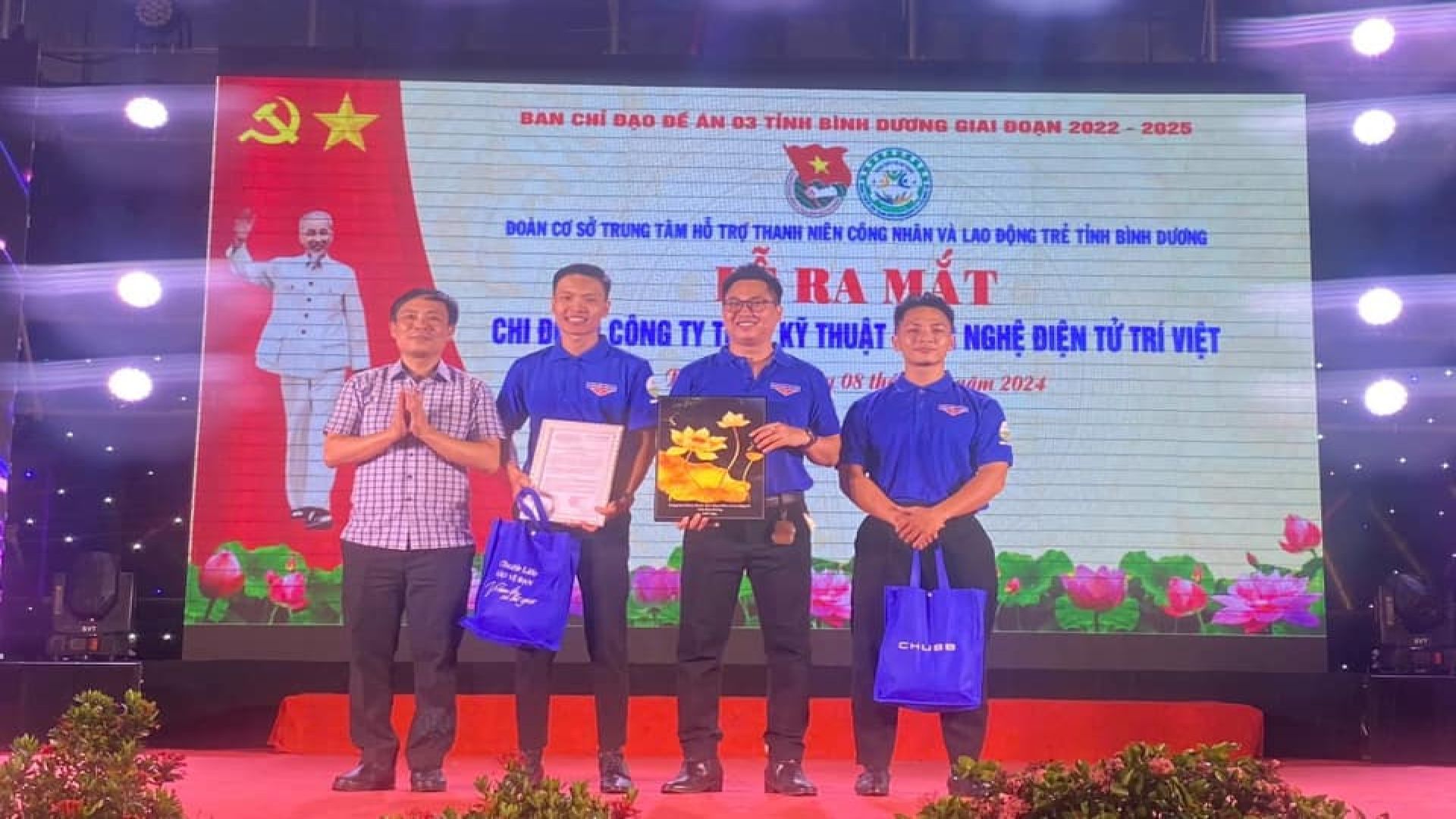 Có thể là hình ảnh về 5 người và văn bản