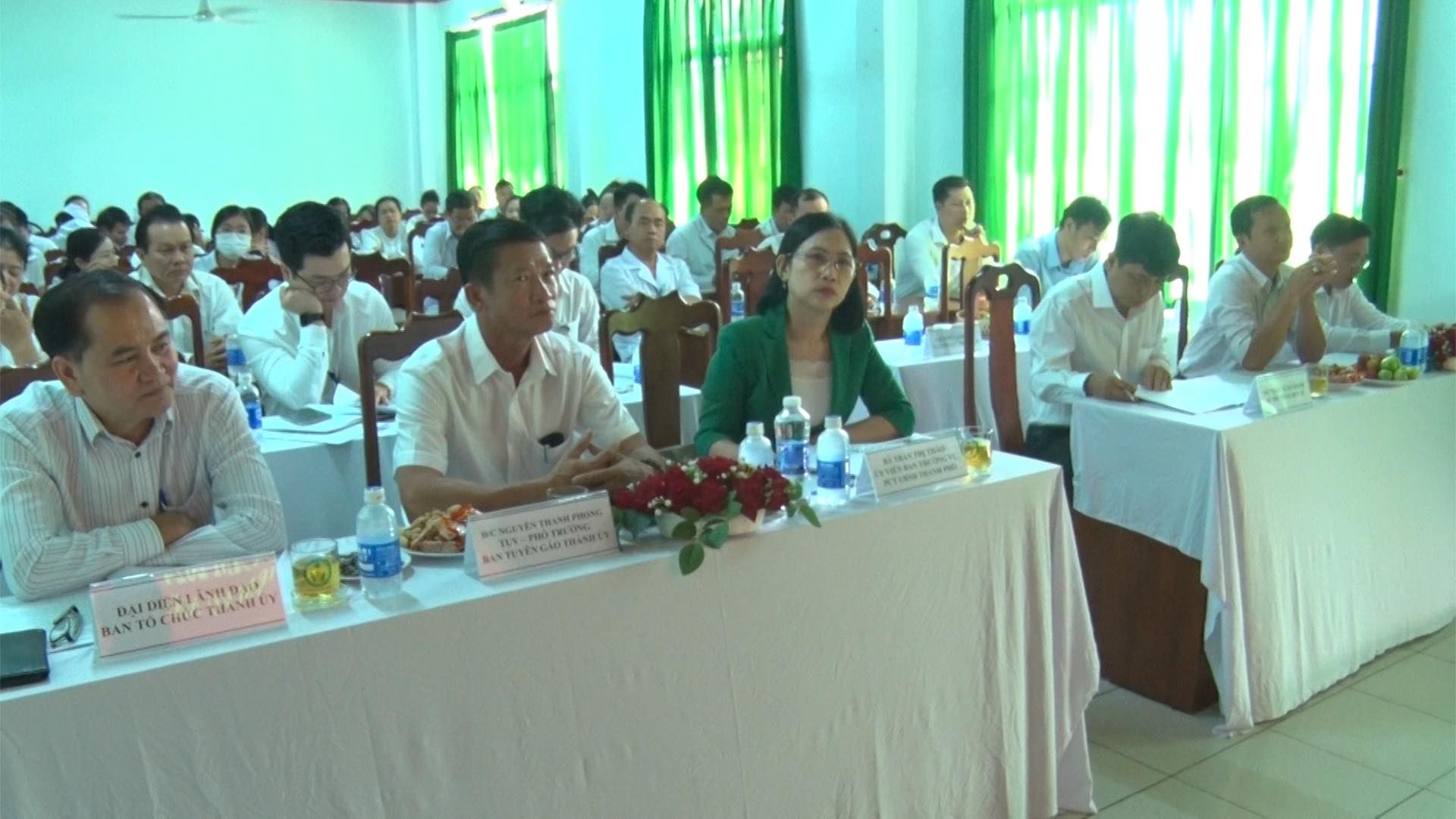 Có thể là hình ảnh về 8 người và văn bản