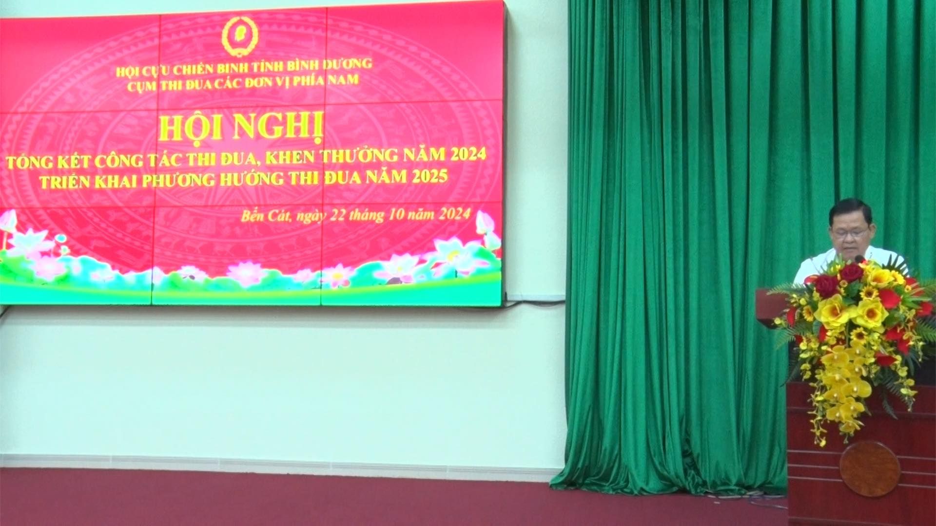 Có thể là hình ảnh về 1 người, đền thờ, cái bục và văn bản cho biết 'HỘI αγ CHIÊNB BINH TINH BÌNH DƯƠNG CỤM THI DUACAC DON ν PHIA NAM HỘI NGHỊ TÔNG KT CÔNG TẮC THI DUA, KHEN THƯỞNG NĂM 2024 TRIÊN KHAI PHƯƠNG HƯỞNG THI DUA NĂM 2025 B Bến Cát, ngày 22 tháng 10 năm 2024'