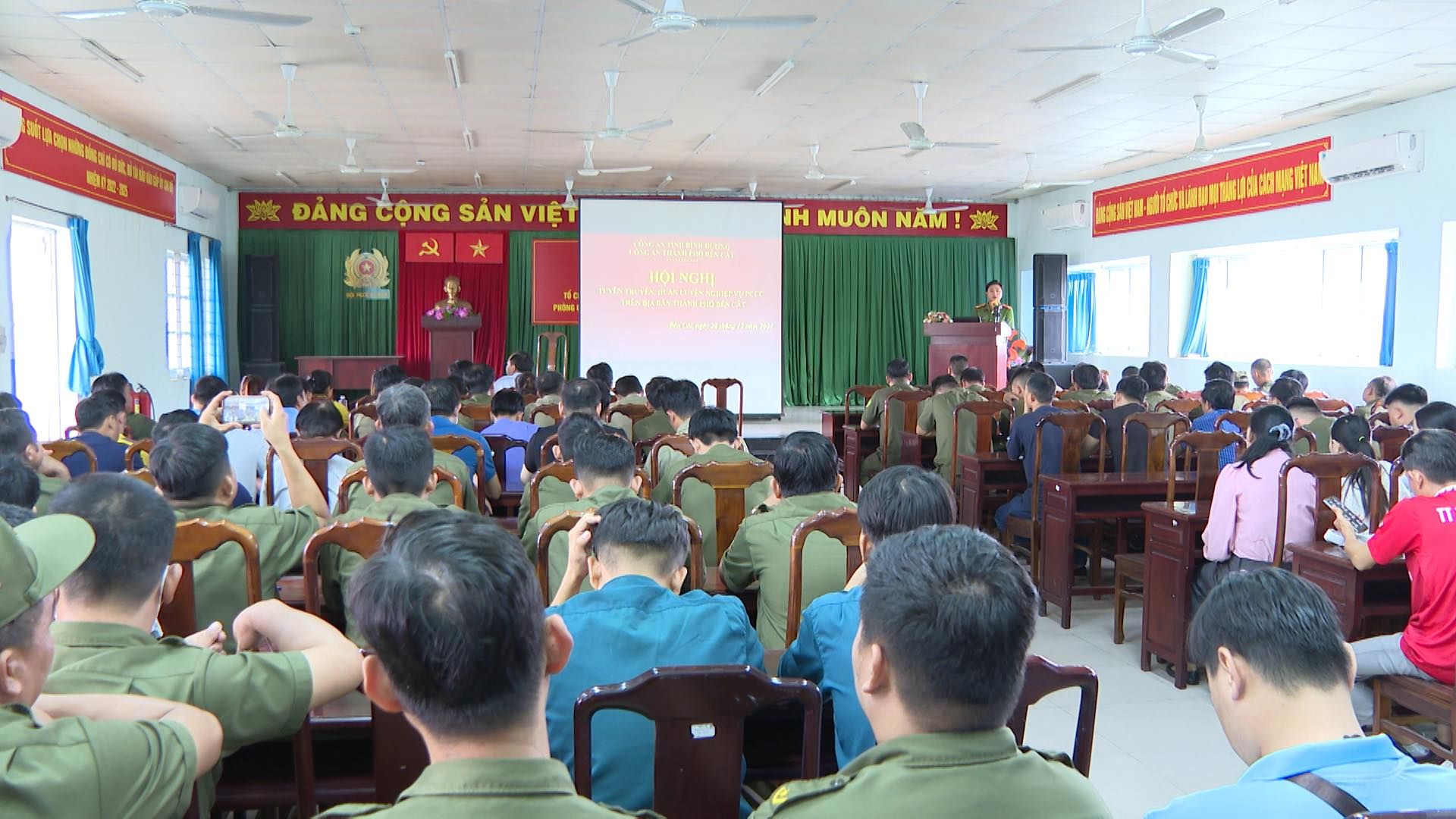 C&oacute; thể l&agrave; h&igrave;nh ảnh về 2 người v&agrave; văn bản