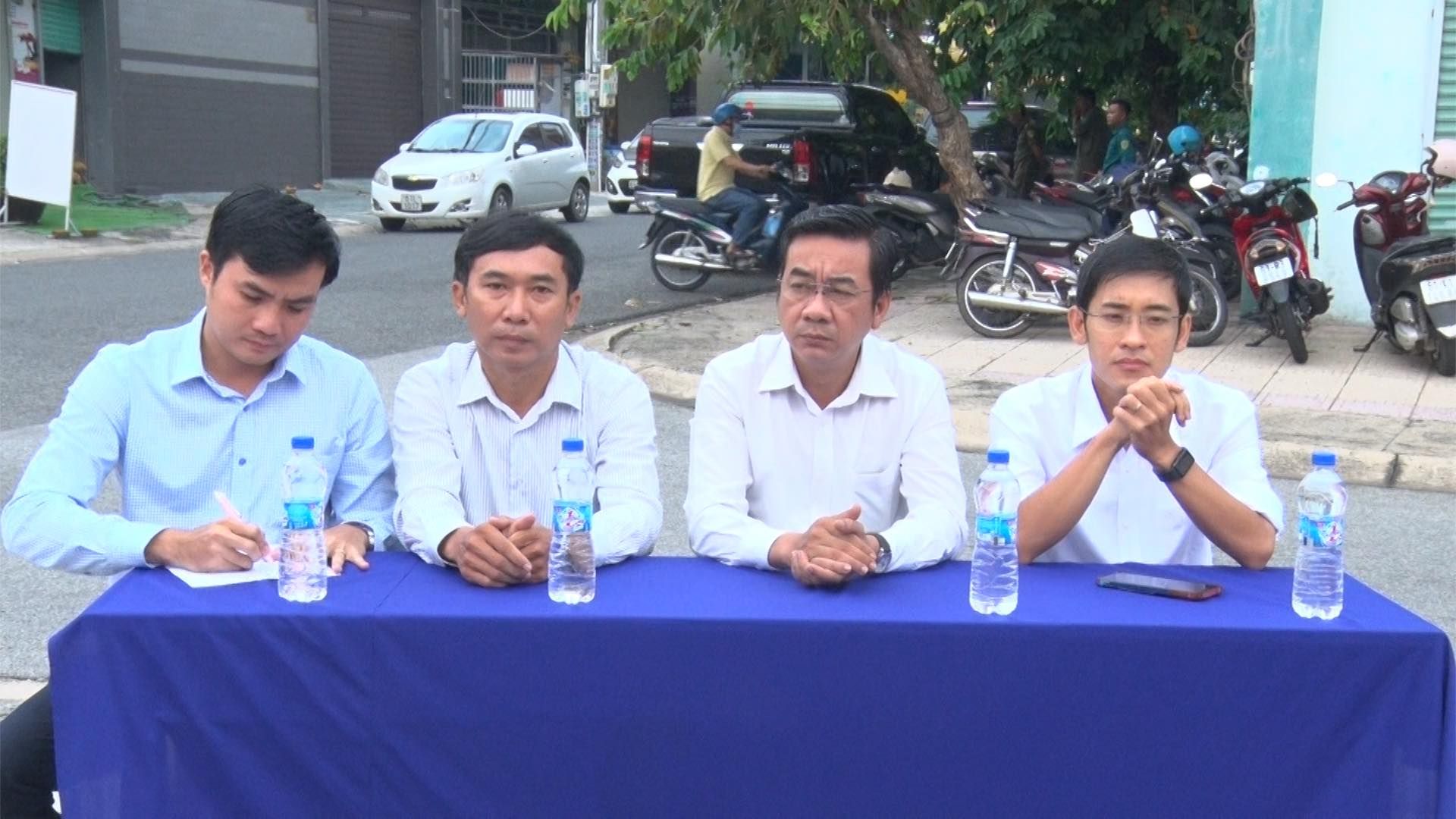 Có thể là hình ảnh về 5 người