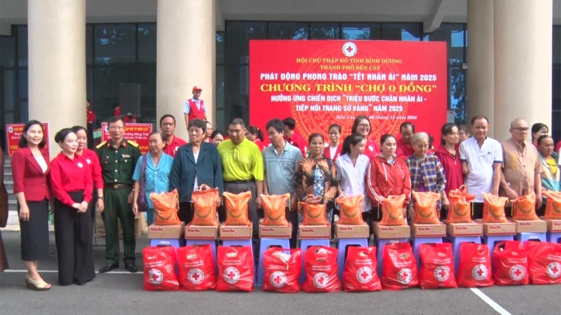 Có thể là hình ảnh về 13 người và văn bản