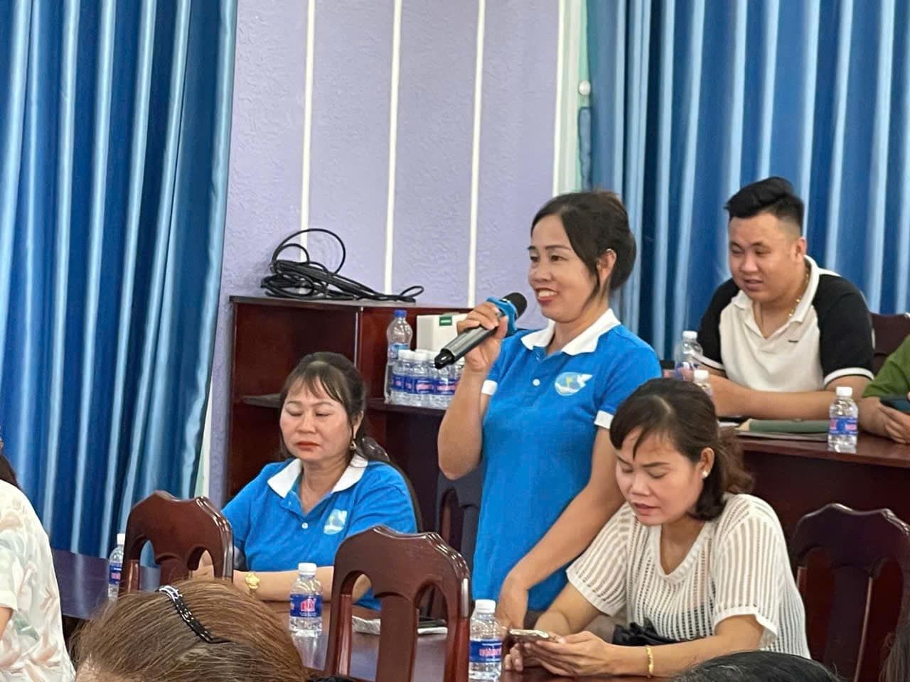 Có thể là hình ảnh về 5 người và văn bản