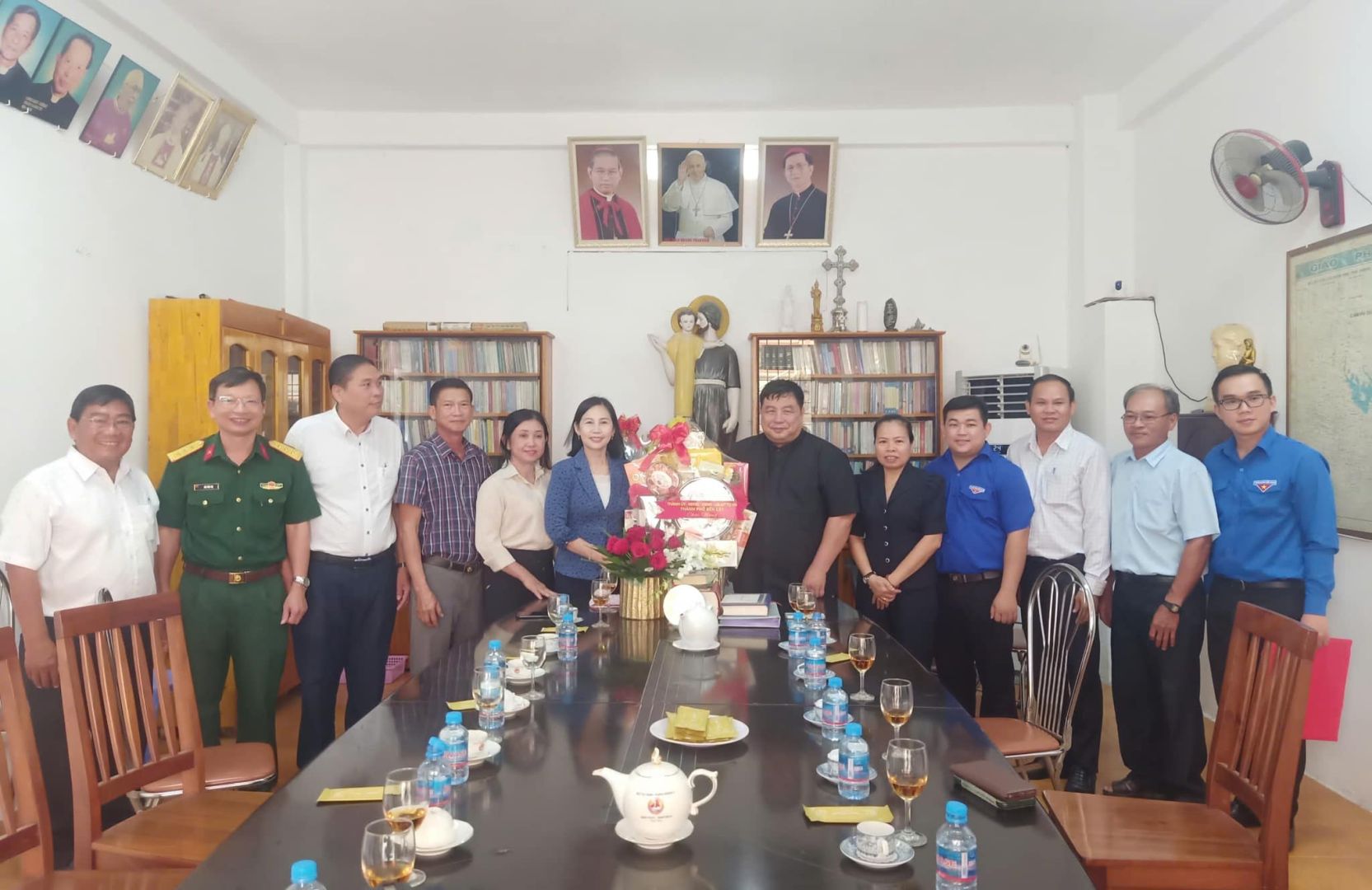 Có thể là hình ảnh về 15 người