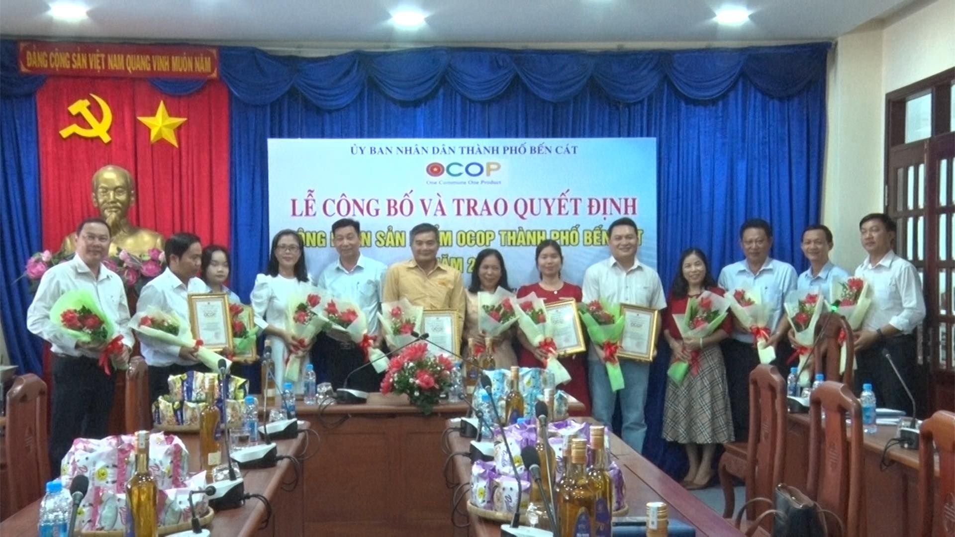 Có thể là hình ảnh về 13 người và văn bản