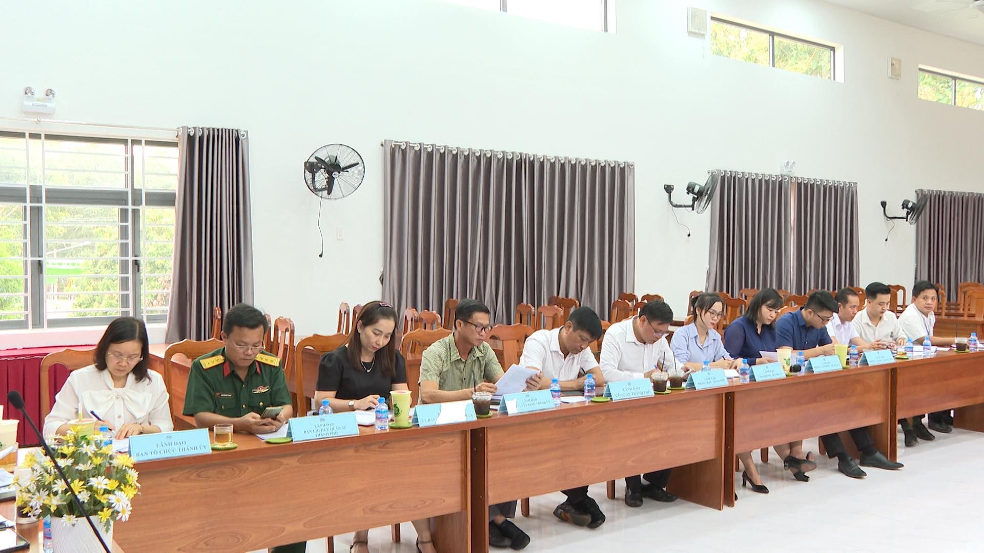 Có thể là hình ảnh về 11 người, mọi người đang học, bàn và cái bục