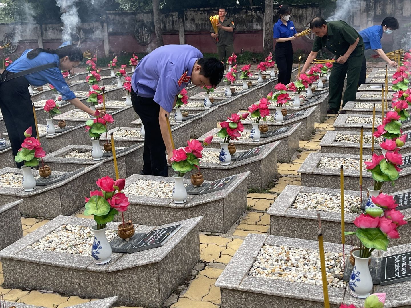 Có thể là hình ảnh về 6 người