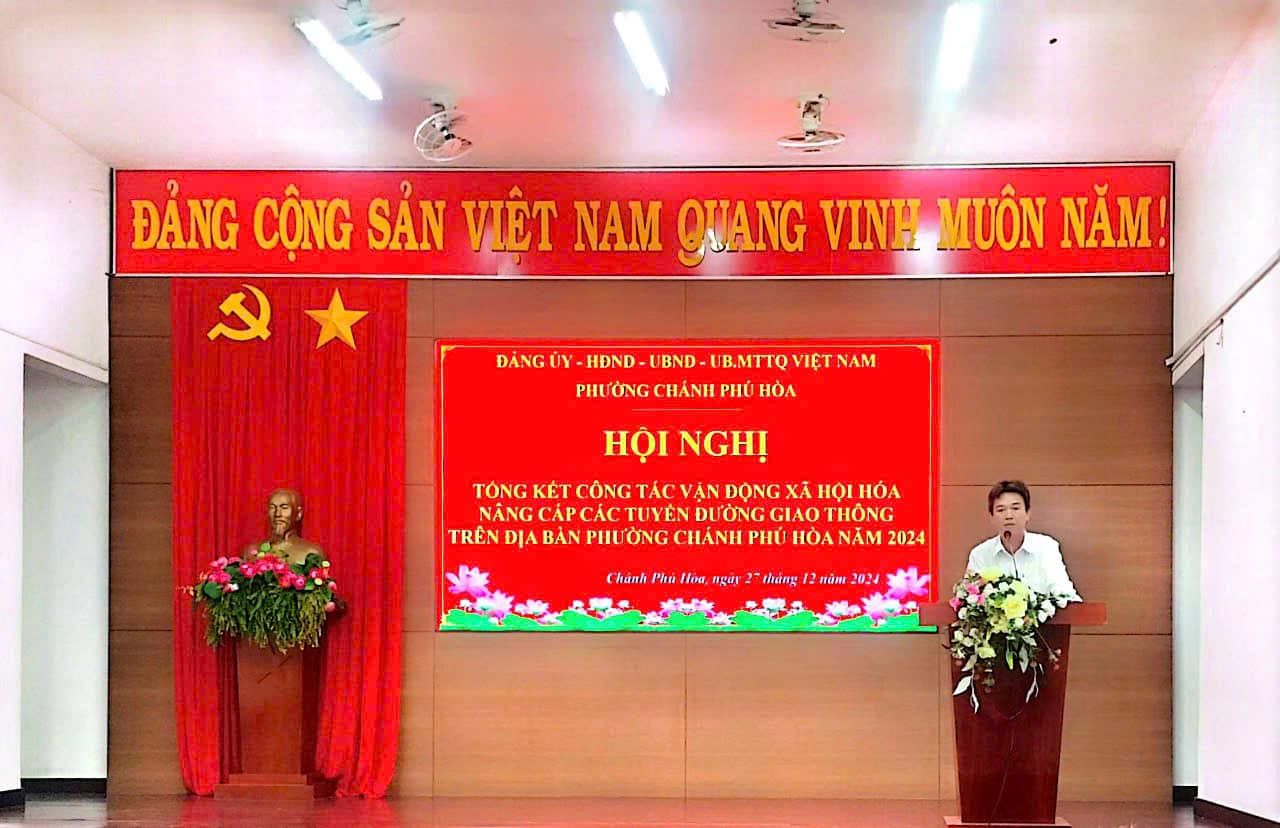 C&oacute; thể l&agrave; h&igrave;nh ảnh về 1 người, c&aacute;i bục v&agrave; văn bản