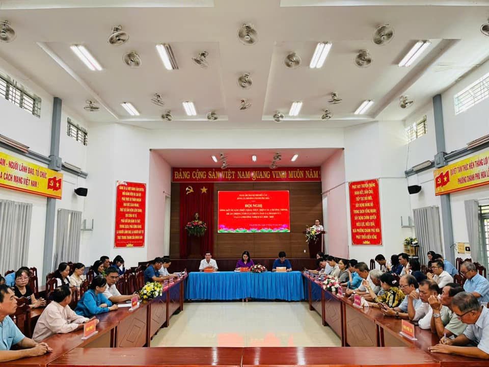 Có thể là hình ảnh về 3 người, cái bục, đền thờ và văn bản