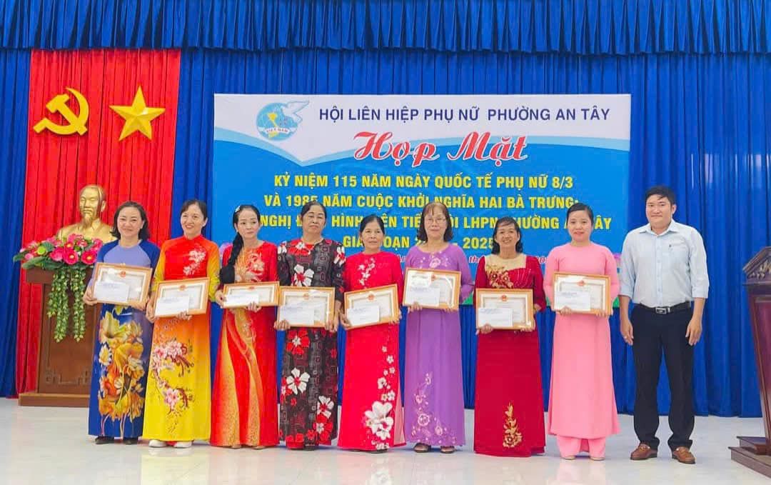 C&oacute; thể l&agrave; h&igrave;nh ảnh về 9 người v&agrave; văn bản cho biết '人 D HỘI LI&Ecirc;N HIỆP PHỤ พปี PHƯỜNG AN T&Acirc;Y Họp Mặt KỲ NIỆM 115 NĂM NG&Agrave;Y TẾ PHỤ พบ 8/3 V&Agrave; 1985 NĂM CUỘC &kappa;Hά NGHĨA HAI BA TRƯNG NGHỊ HINY &Ecirc;N TIE LHPN HƯONG GIA OẠN 202E &Acirc;Y'