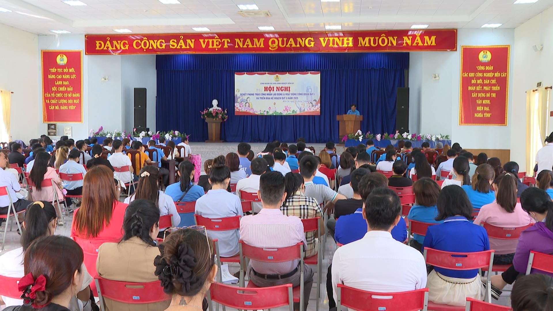 Có thể là hình ảnh về 2 người, mọi người đang học và văn bản