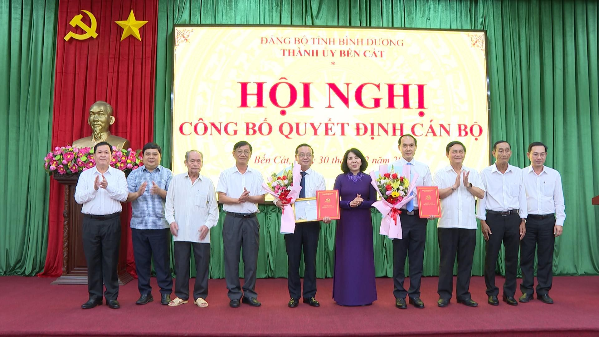 Có thể là hình ảnh về 10 người và văn bản