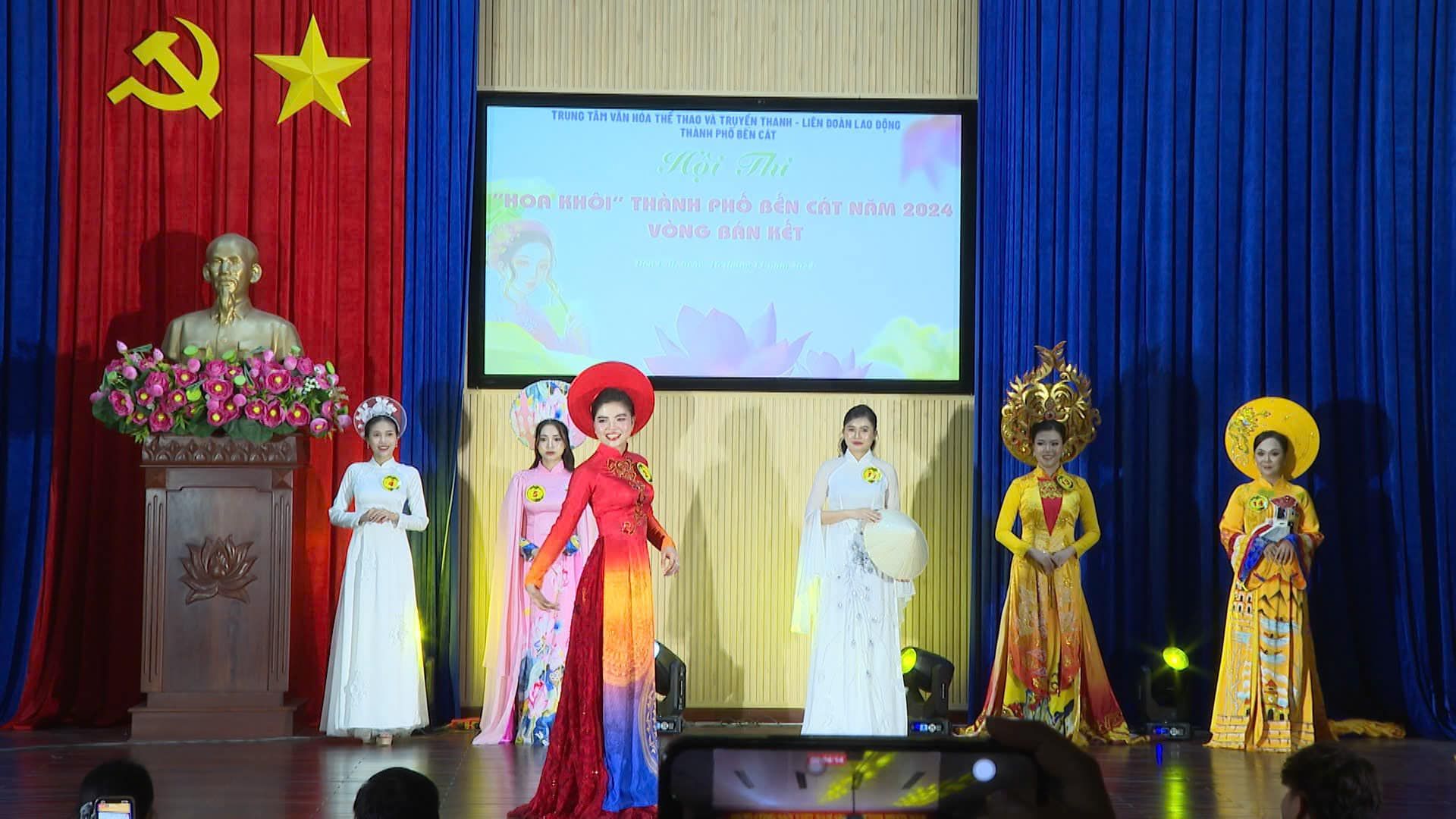 Có thể là hình ảnh về 6 người, cái bục và văn bản