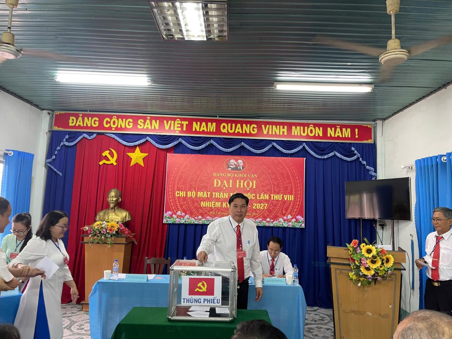 Có thể là hình ảnh về 7 người, cái bục và văn bản