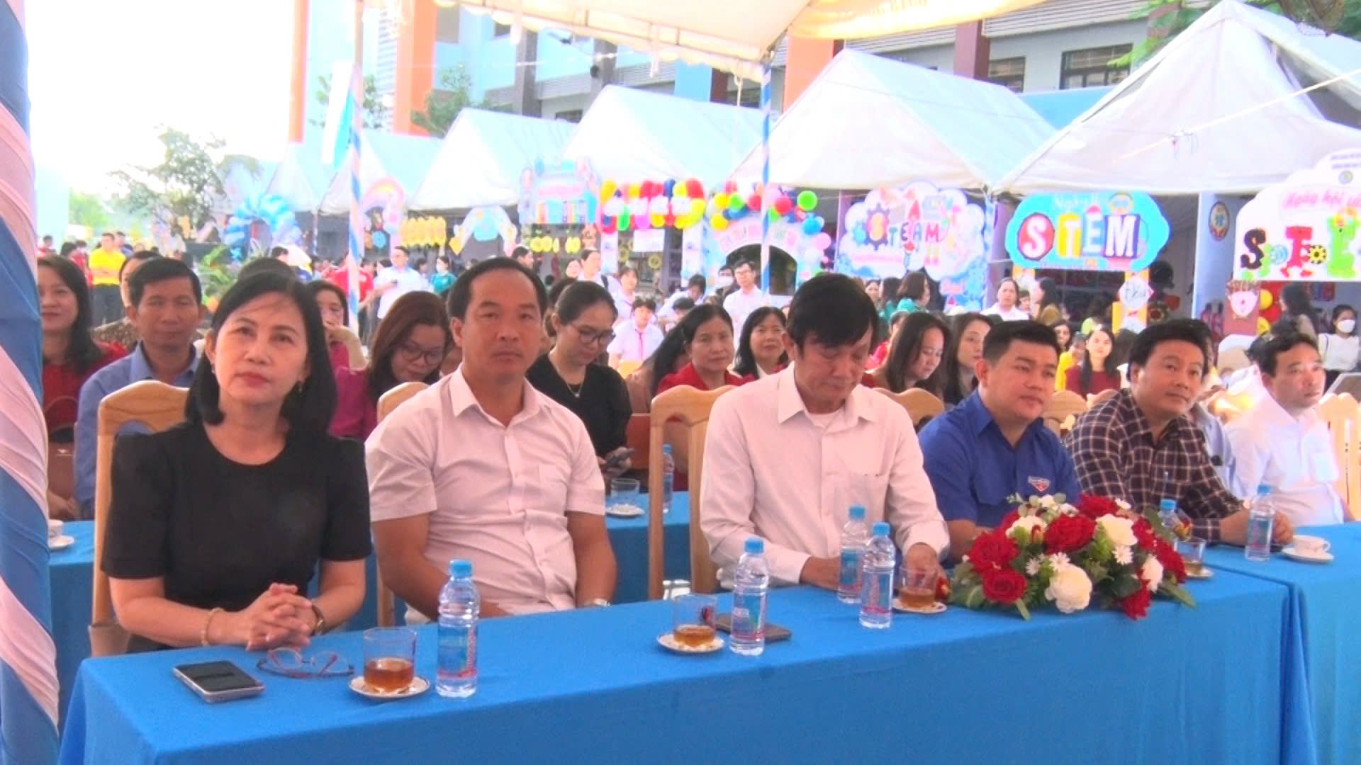 Có thể là hình ảnh về 1 người và văn bản