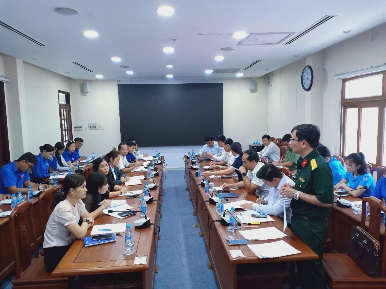 Có thể là hình ảnh về 12 người và mọi người đang học