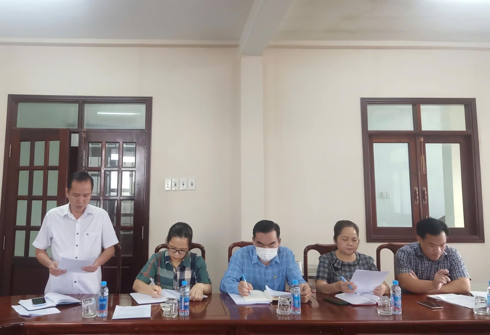 Có thể là hình ảnh về 5 người và văn bản
