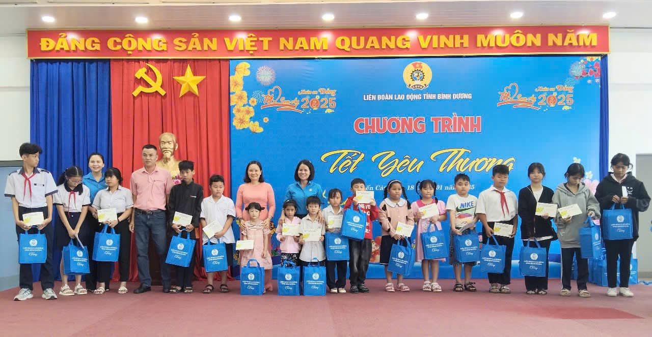 Có thể là hình ảnh về 15 người và văn bản