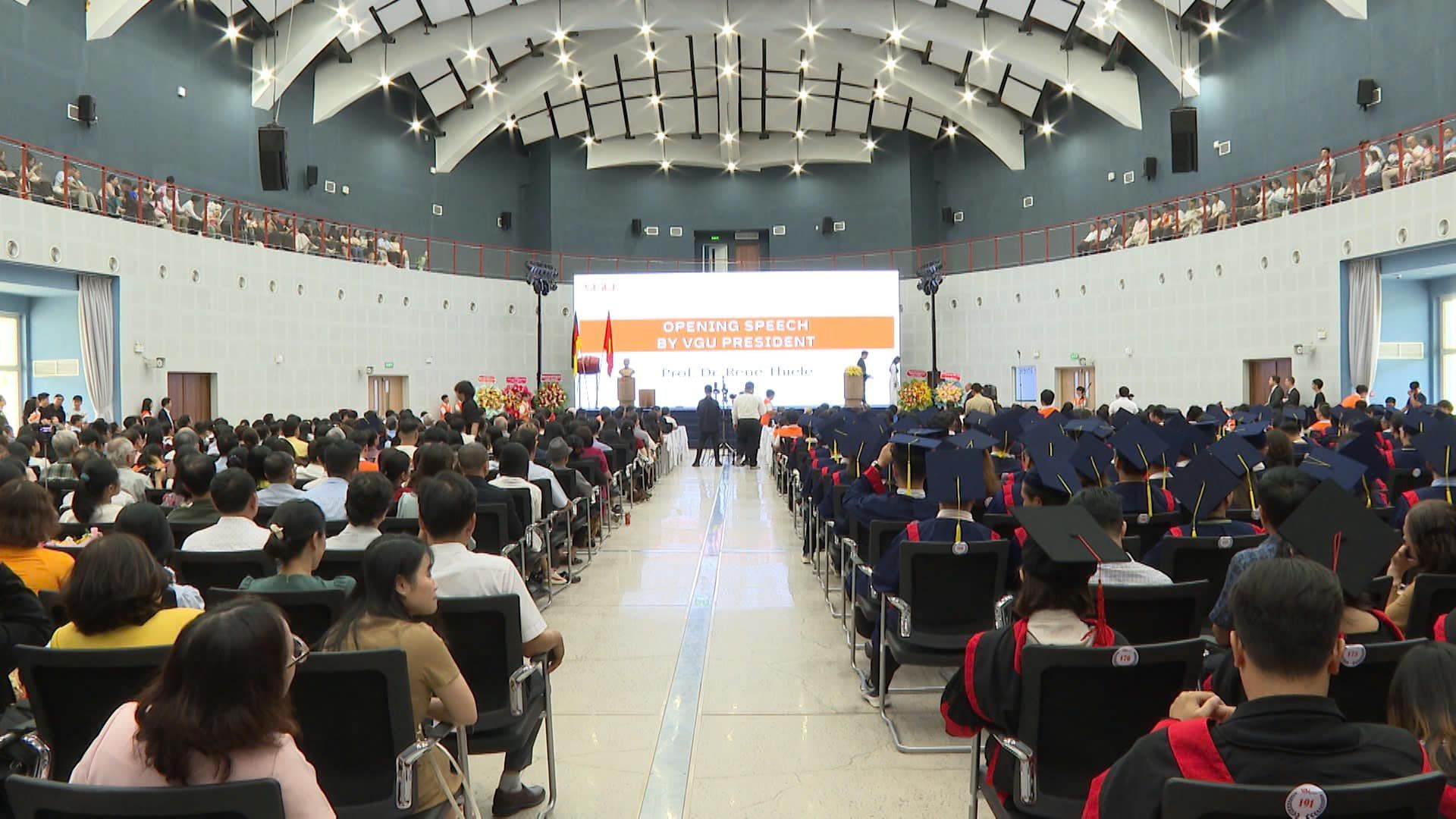 Có thể là hình ảnh về 2 người, mọi người đang học, đám đông và văn bản