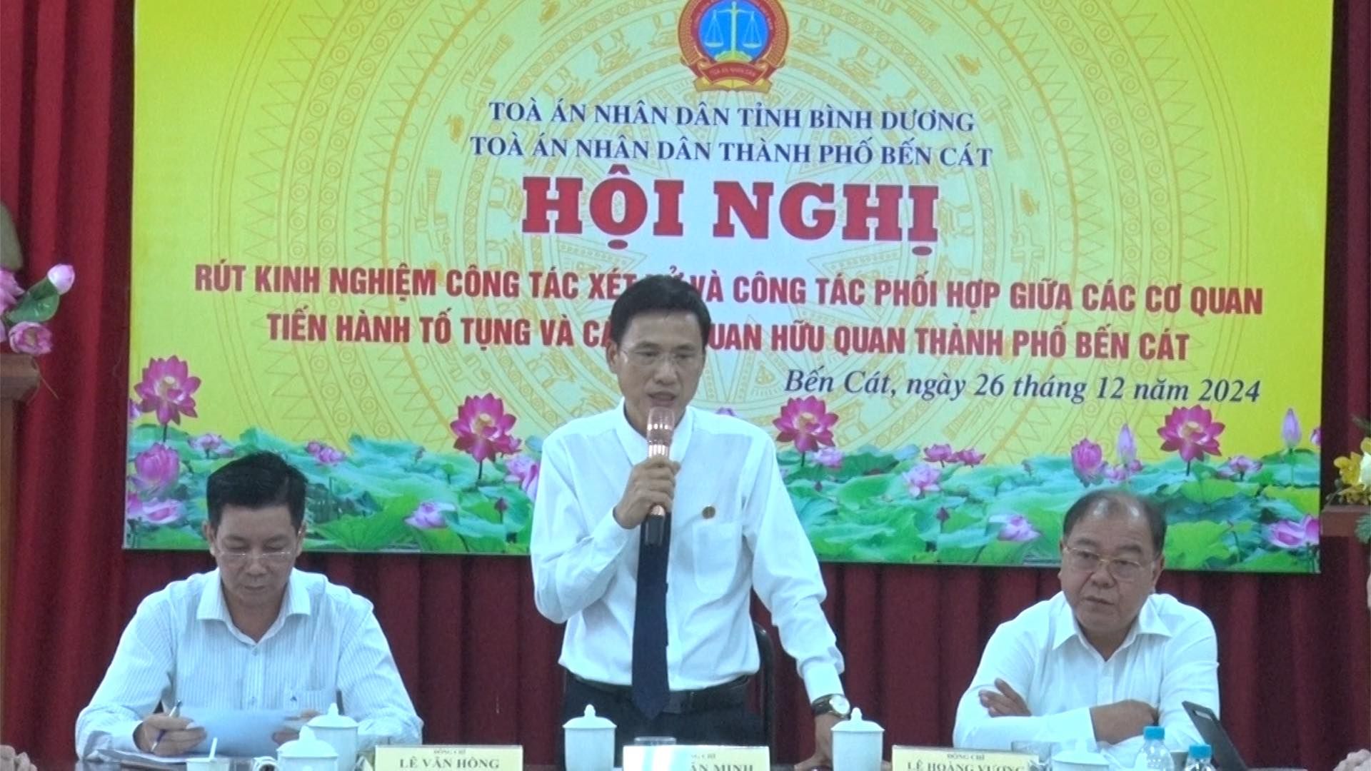 Có thể là hình ảnh về 3 người, đền thờ, cái bục và văn bản