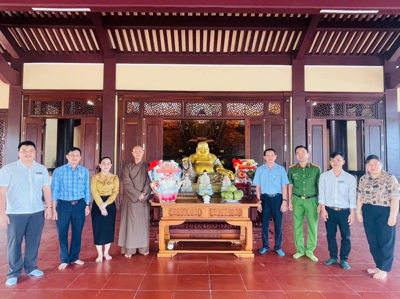 C&oacute; thể l&agrave; h&igrave;nh ảnh về 8 người v&agrave; đền thờ