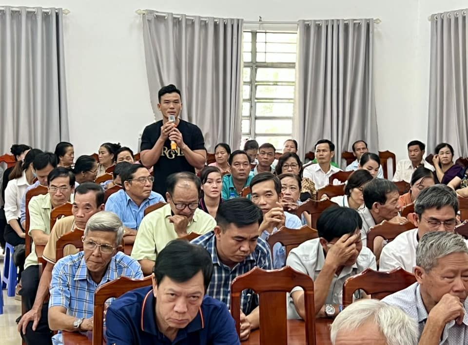 Có thể là hình ảnh về 4 người