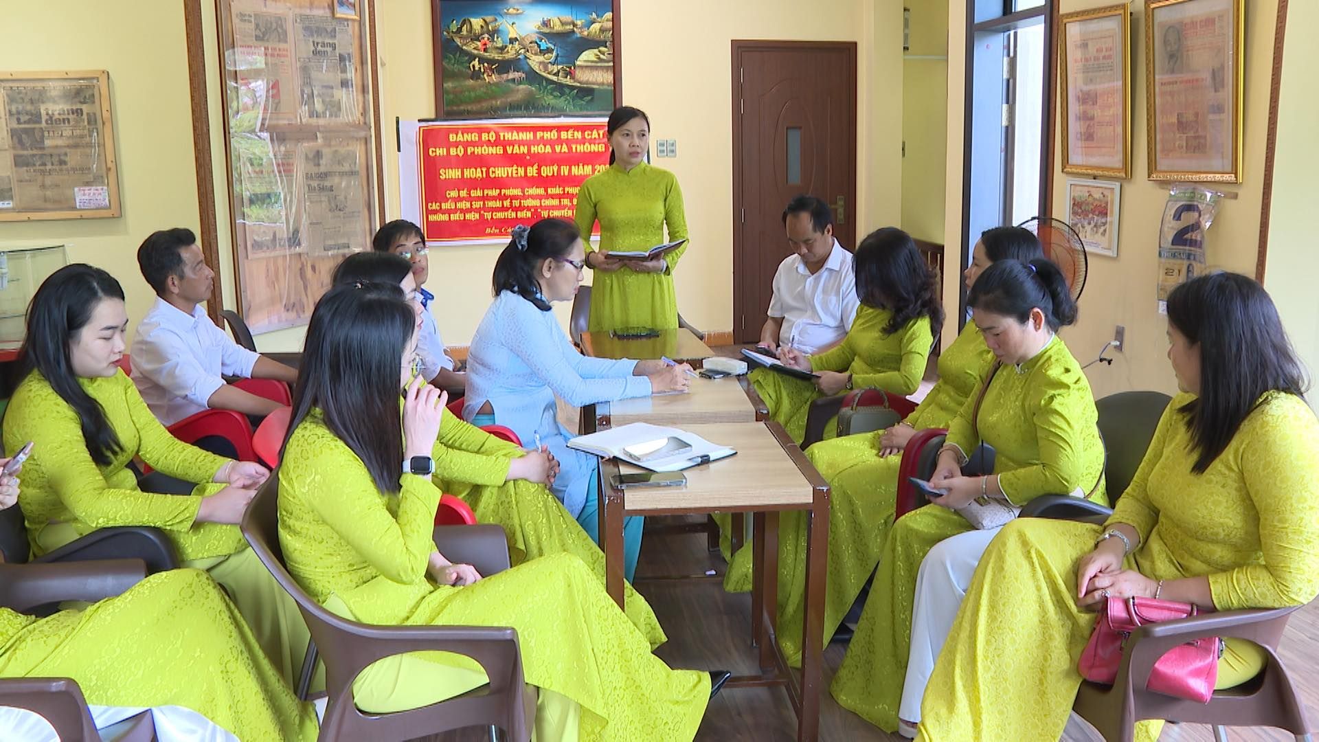Có thể là hình ảnh về 8 người và văn bản