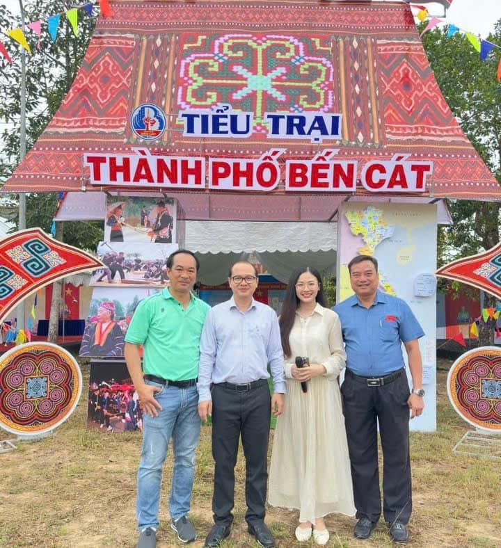 Có thể là hình ảnh về 4 người và văn bản