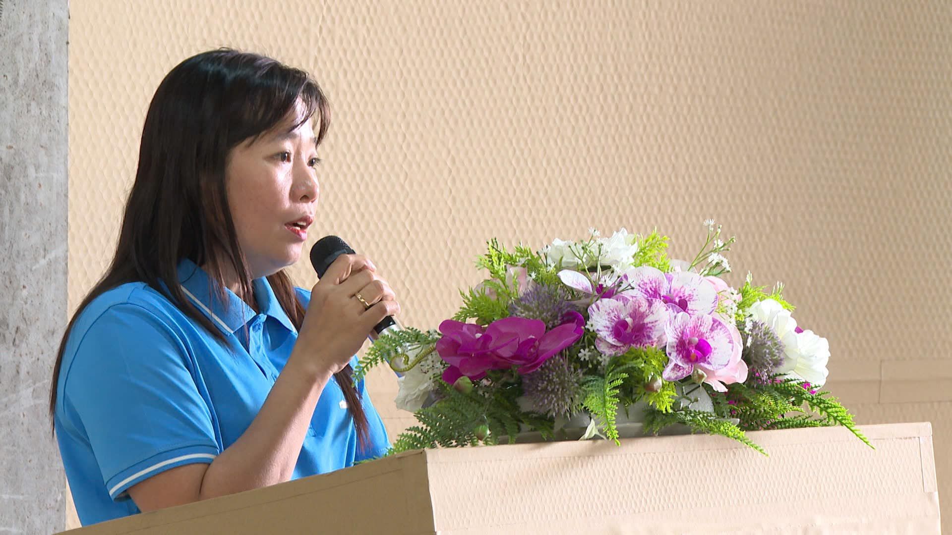 C&oacute; thể l&agrave; h&igrave;nh ảnh về 1 người, hoa v&agrave; c&aacute;i bục