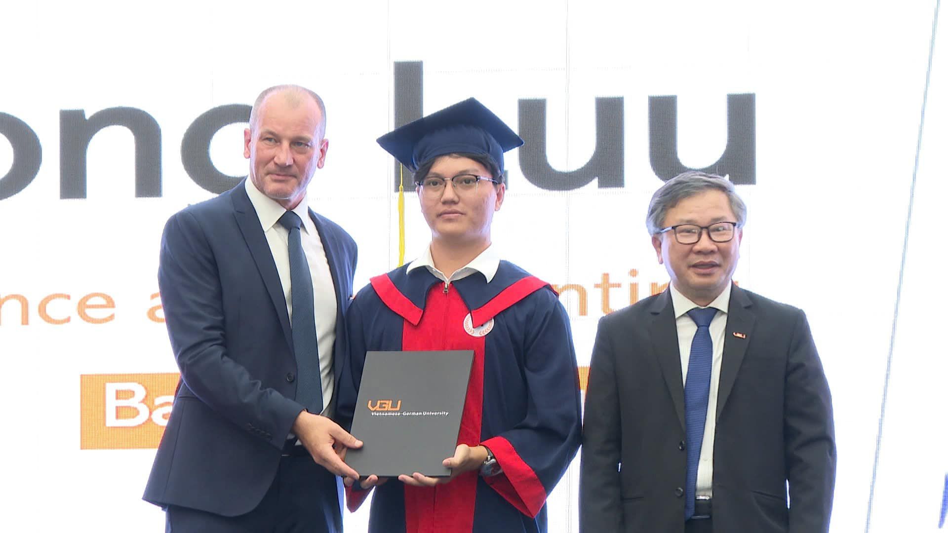 Có thể là hình ảnh về 3 người và văn bản