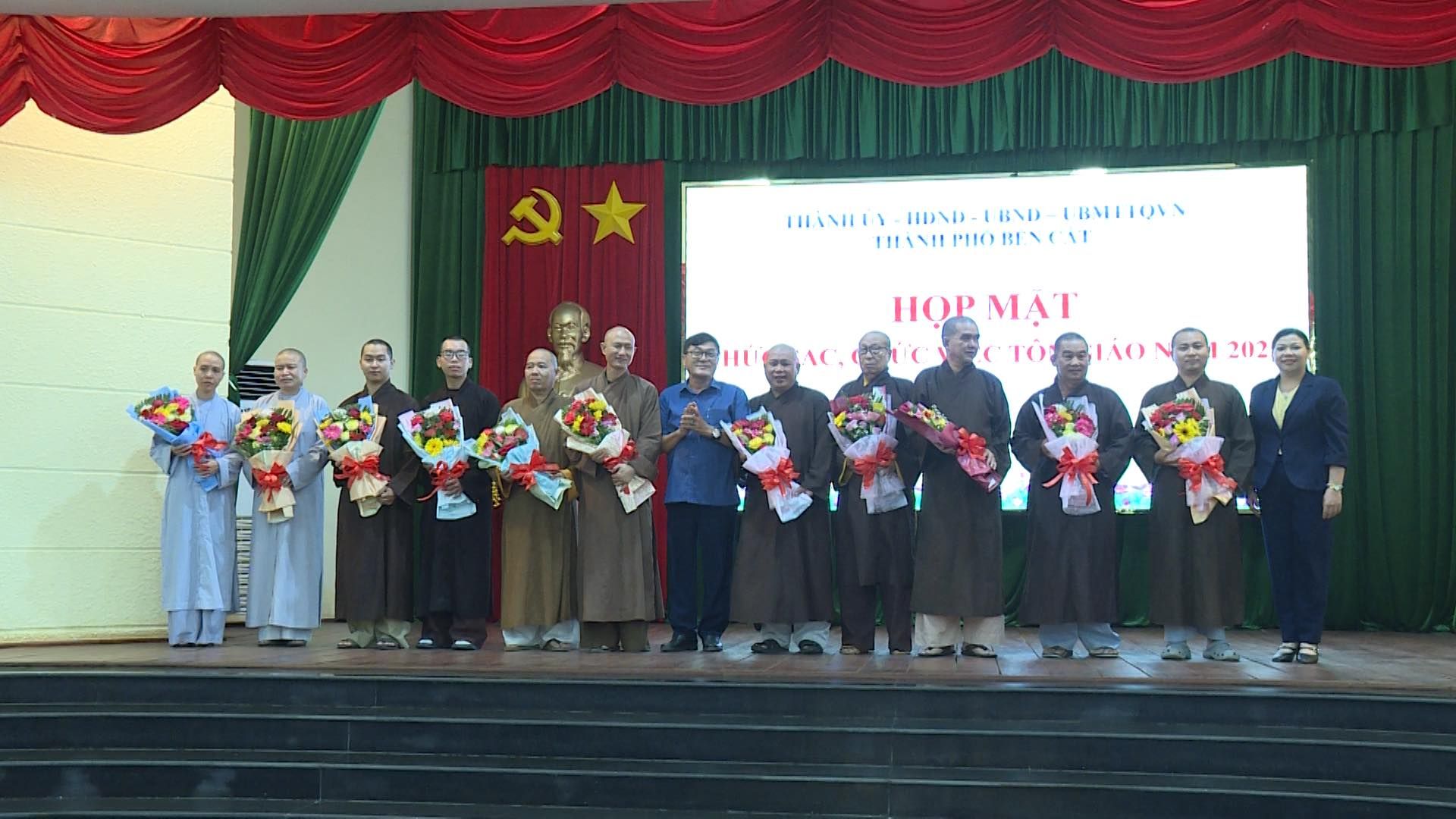 Có thể là hình ảnh về 13 người và văn bản