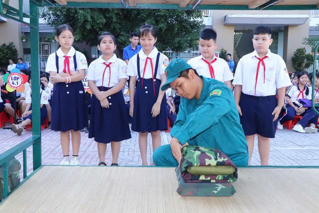 Có thể là hình ảnh về 10 người và văn bản