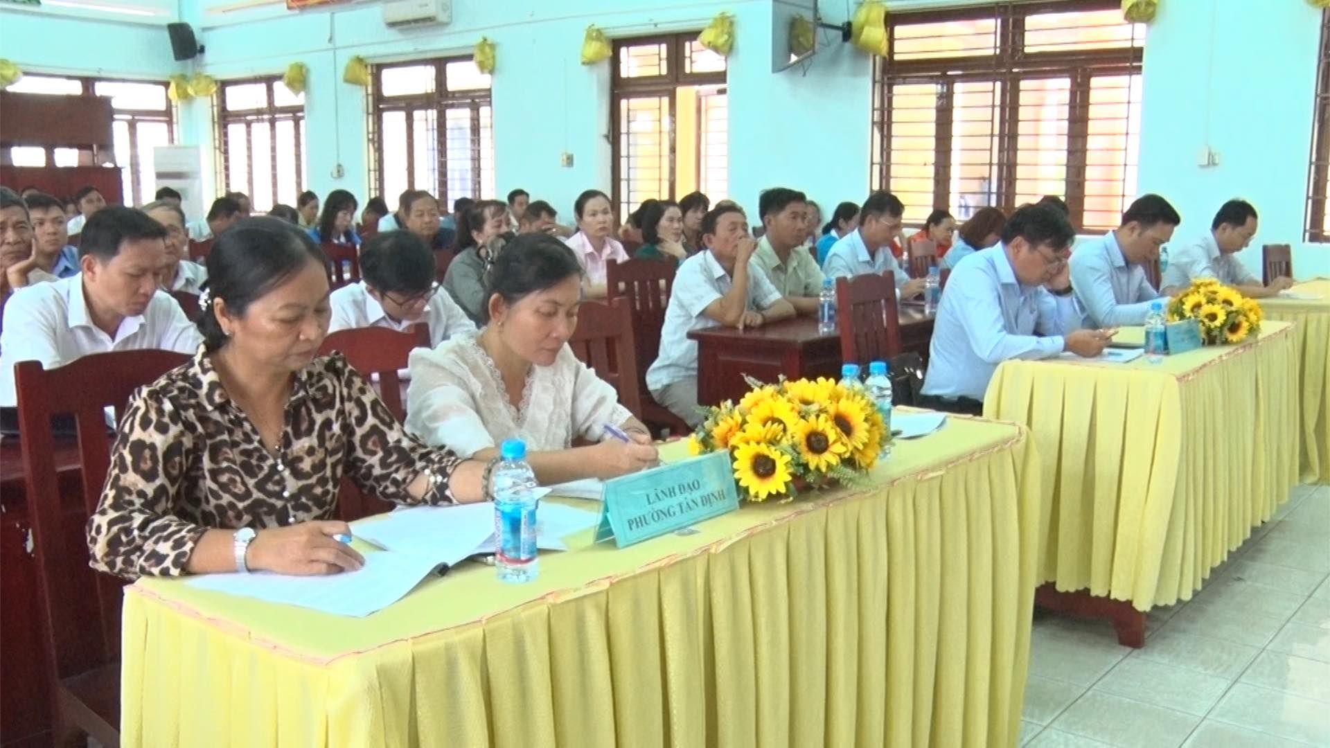 Có thể là hình ảnh về 4 người, mọi người đang học và bàn