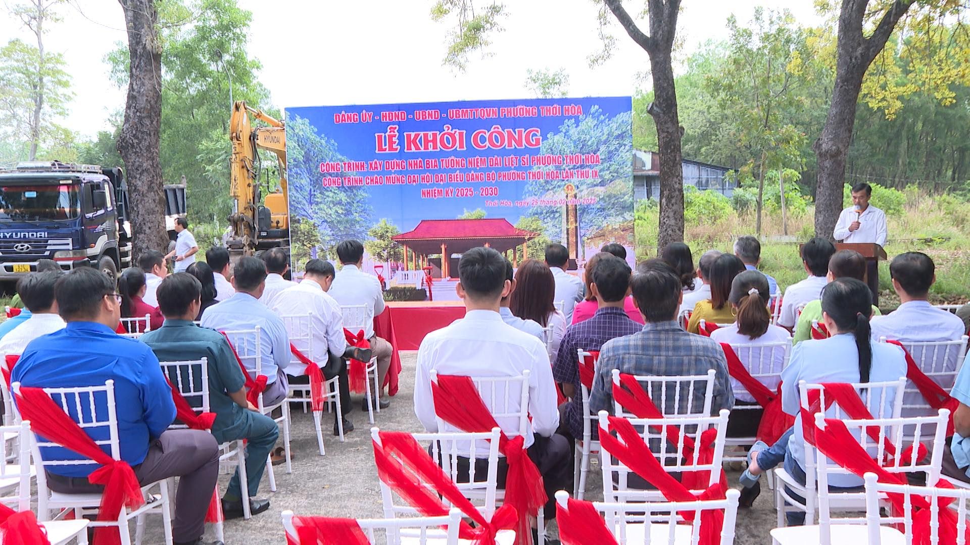 Có thể là hình ảnh về 7 người, cái bục và văn bản